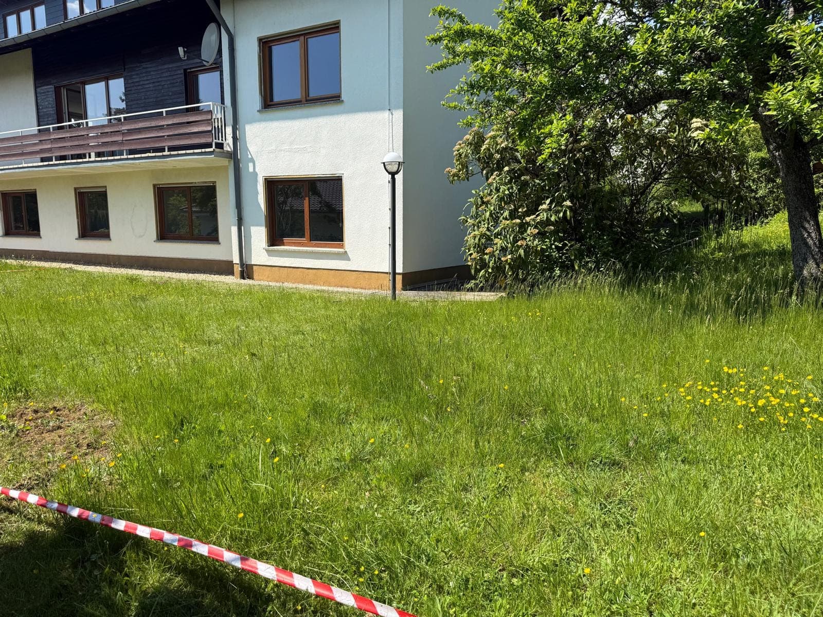Hausansicht mit Gartengrundstück
