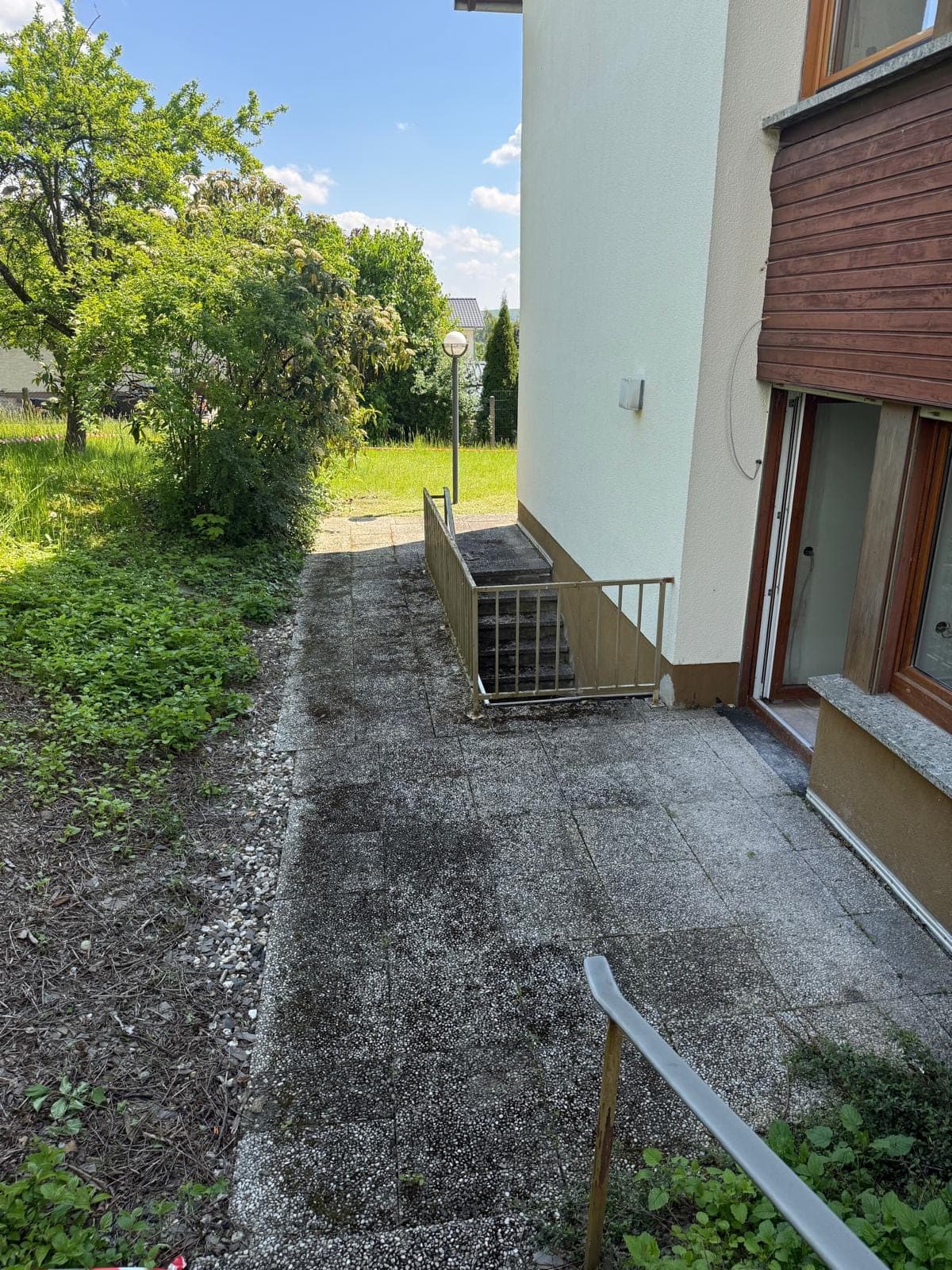 Terrasse Ost mit Wohnungseingang