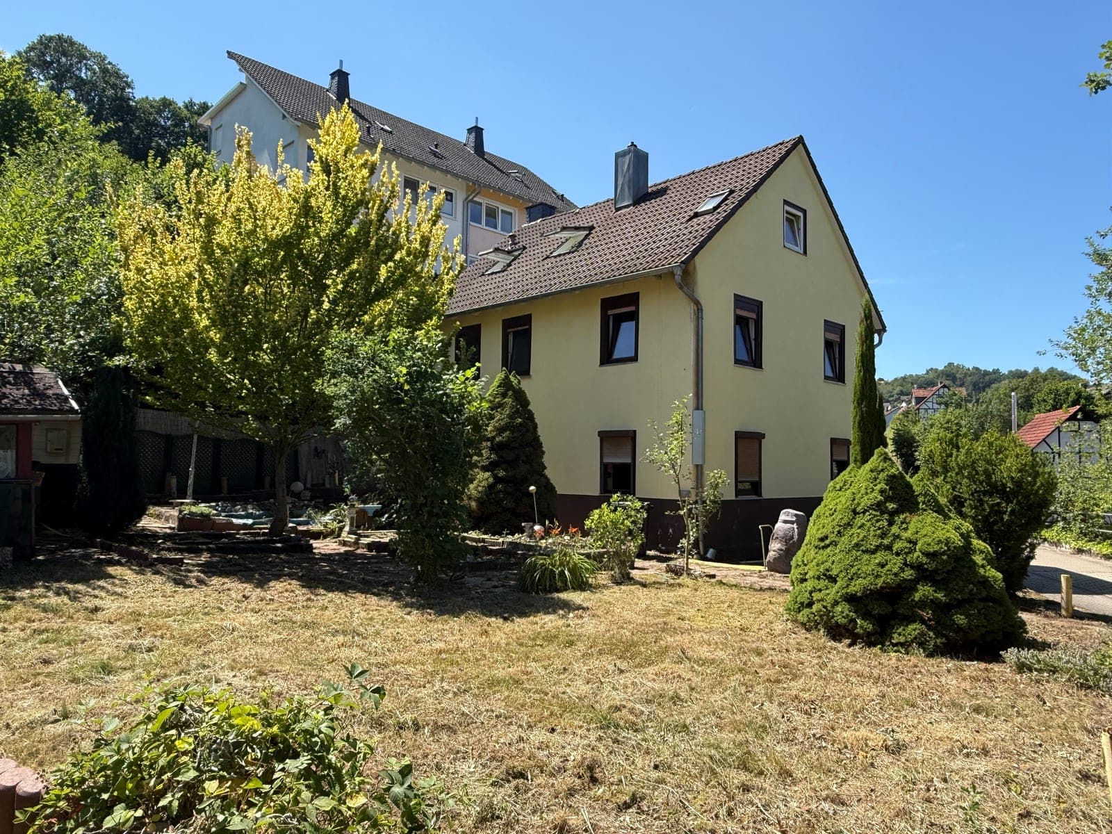 Hausansichten – Blick aus dem Garten