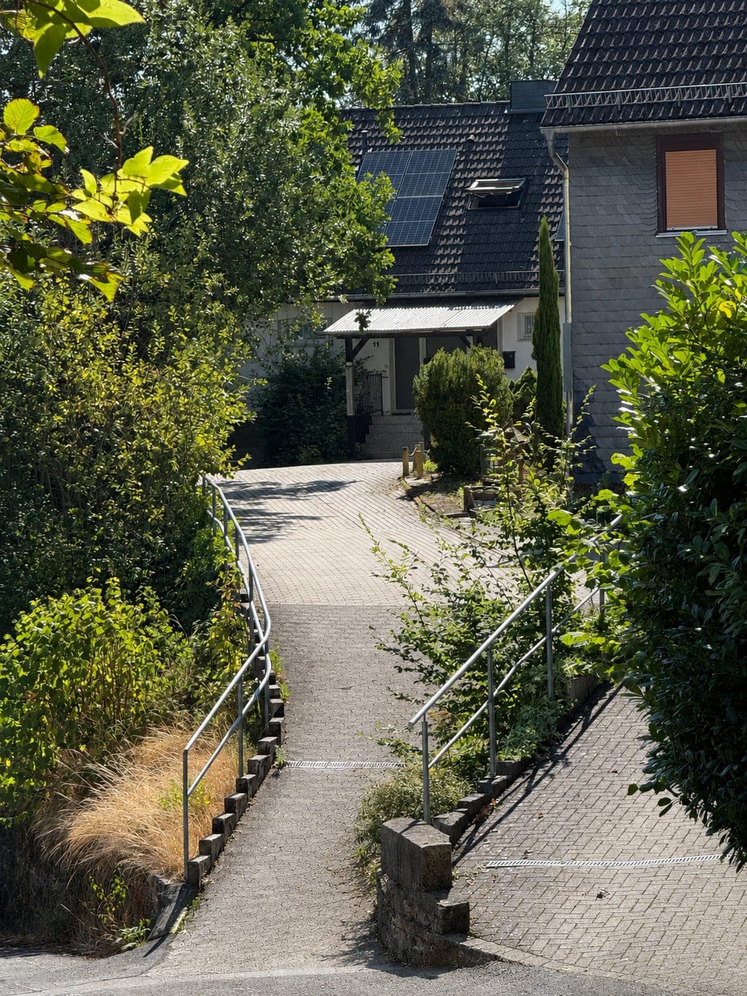 Hausansichten – Zufahrt und Eingang