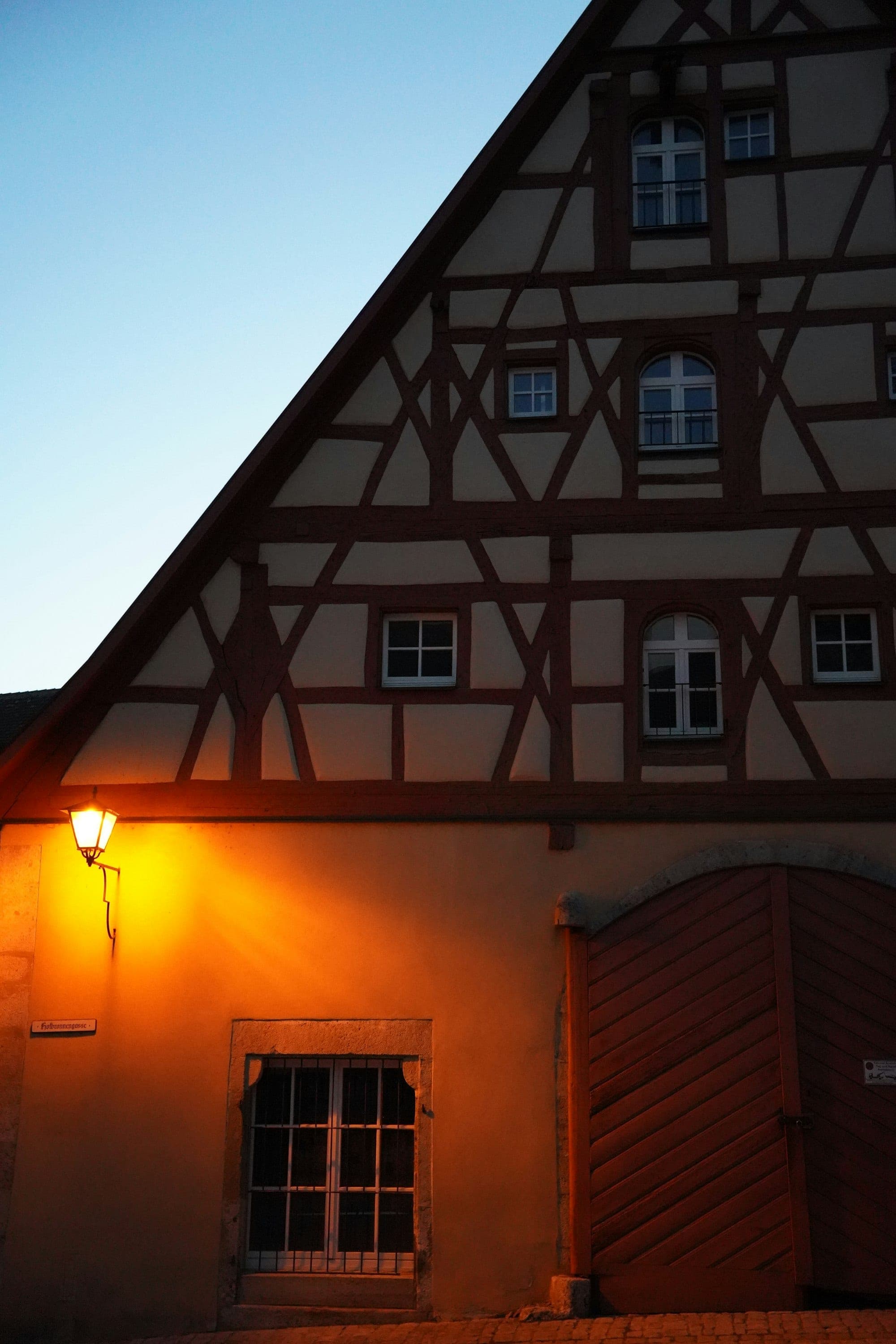 Fachwerkhaus in Gladenbach am Abend, beleuchtet von einer Laterne