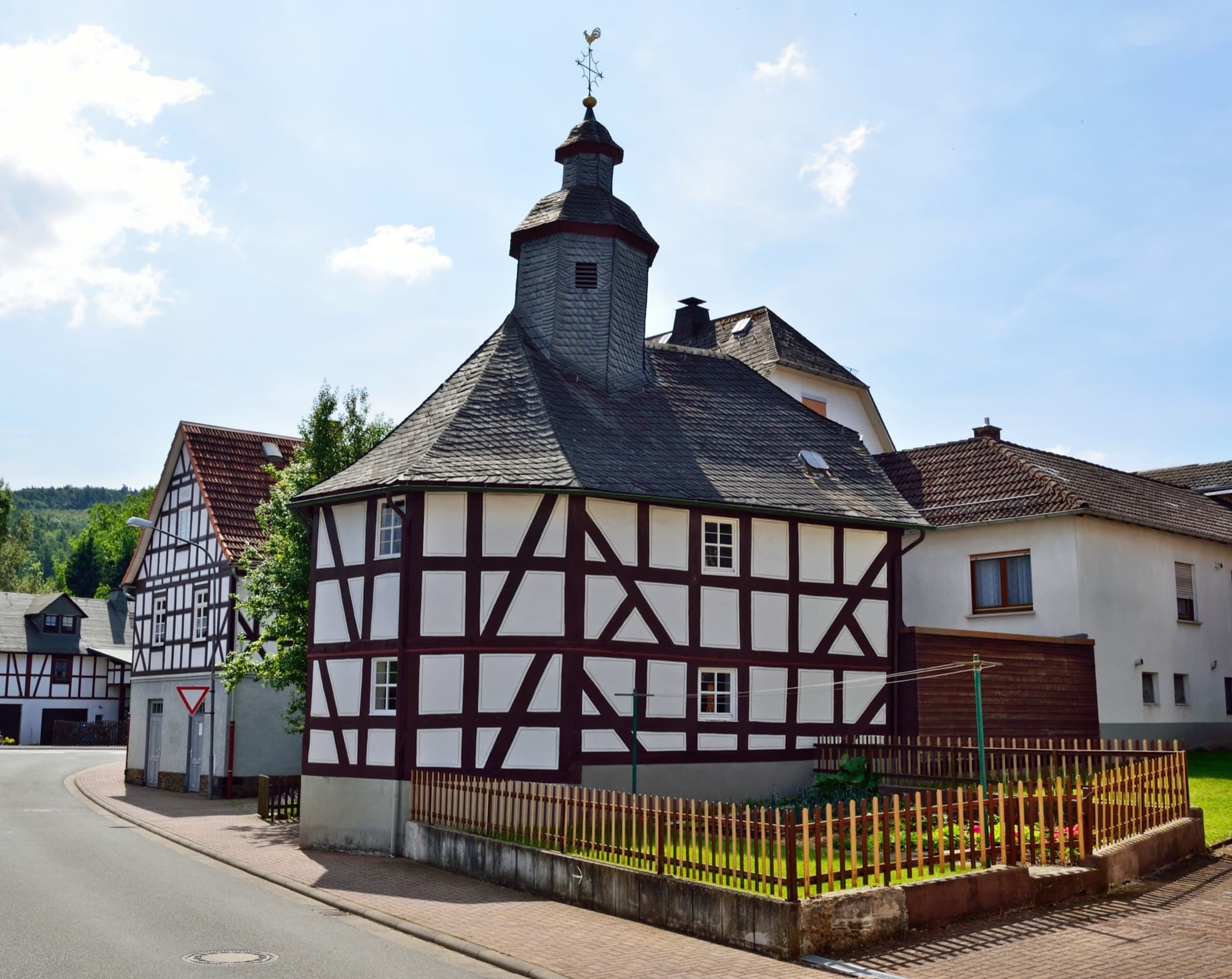 Fachwerkkapelle mit Dachreiter im Steffenberger Ortsteil Quotshausen