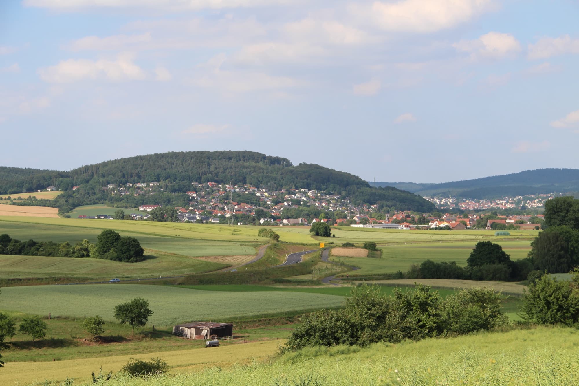Niederweimar im Lahntal, gesehen vom Nikolausberg bei Wenkbach über Felder und Wiesen
